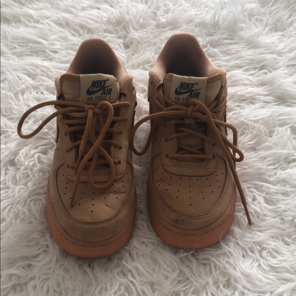 Tan Nike’s